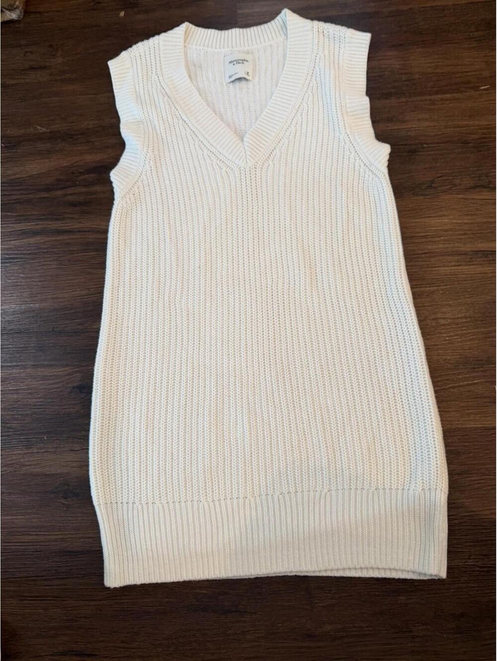 Abercrombie & Fitch White Knit Sweater Vest Women’s Size M Sleeveless V-neck